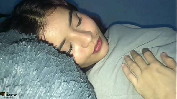 Comi&eacute;ndome el co&ntilde;o caliente de mi hermanastra 