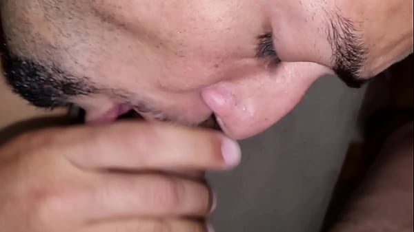 Play MP4 - MACHO SURPREENDEU O MONTADOR DE M&Oacute;VEIS HETERO QUE MONTOU SEUS ARM&Aacute;RIOS E PAGOU PARA CHUPAR SUA ROLA GROSSA&period;