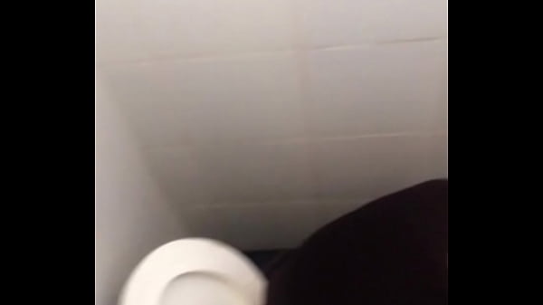 joven pervertido metiendose papel en el ba&ntilde_o