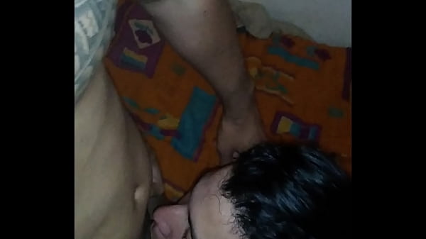 Pibe Chup&aacute;ndome La polla se atraganta y sigue comiendola 