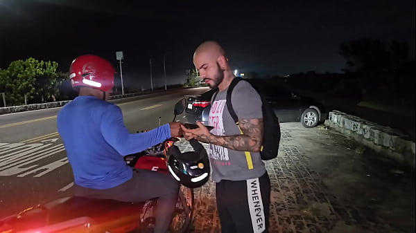 Alisei O Motouber &eacute; Chamei Para Um Sexo No Mato E Apareceu Mais 2 Homem Levei Leite Deles thumbnail