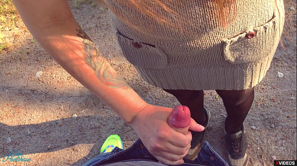 Demi fr&egrave;re et demi soeur s'entraident pour jouir sur des collants