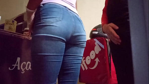 Casada trabalhando na loja de açaí edeu para o entregador do iFood