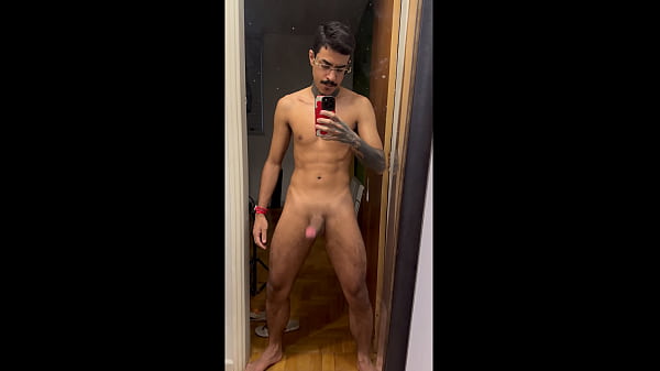 pauzudo se exibindo no espelho 