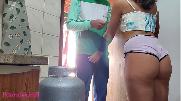 Esposa Gostosa Pagando O Entregador De G&aacute;s Sexo thumbnail