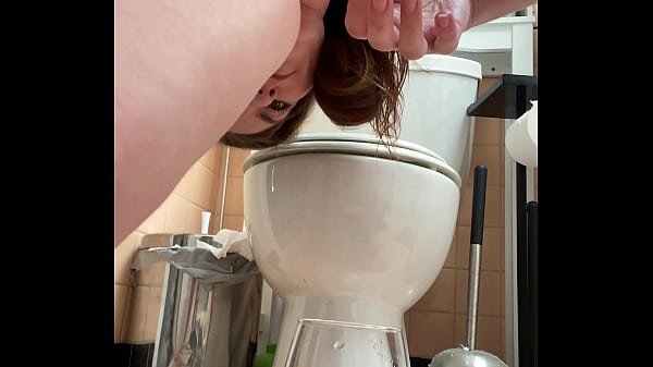 Twerking on the toilet