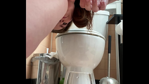 Twerking on the toilet