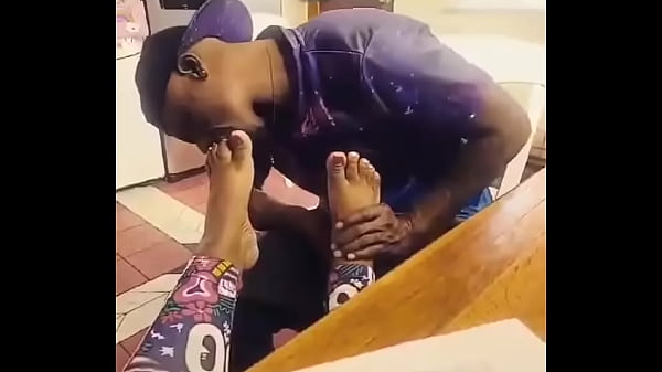 I love sucking toes especially when they painted white #toes #whitetoes #lickingtoes #footfetısh #ebonyfeet #suckingherto 