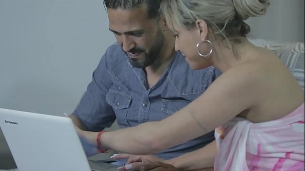 Play MP4 - Loira gosta de trair marido seduzindo serventes - Evy Kethlyn & Tony Tigr&atilde;o