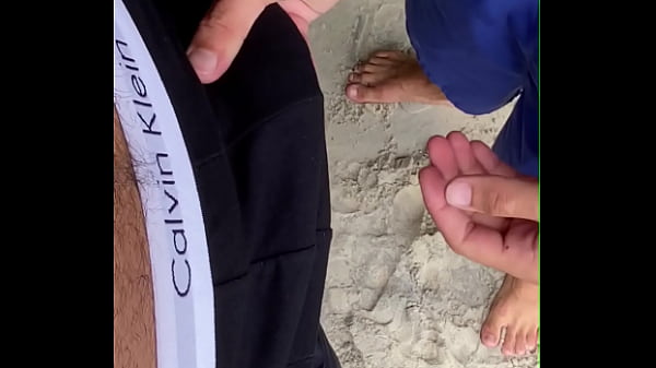 Play MP4 - o hetero estava na praia e n&atilde;o parava de pegar no pau e me olhar&comma; tive que ir ajudar ele&period;