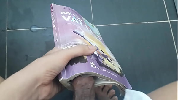 Học sinh ra nh&agrave; vệ sinh trường thủ d&acirc;m 