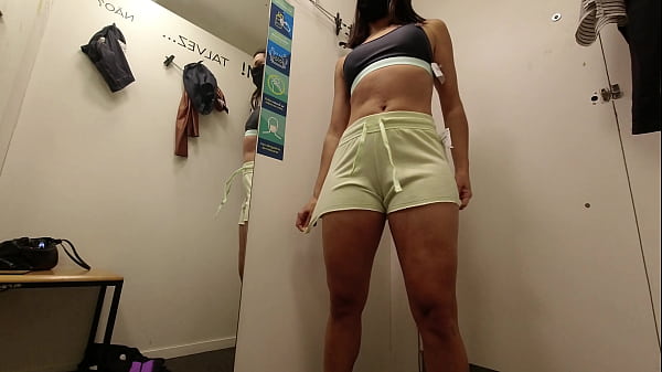 Experimentando roupa de academiae pagando boquete_no provador do shopping