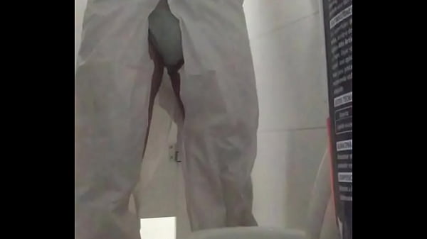 Play MP4 - Espiando en el ba&ntilde;o del trabajo