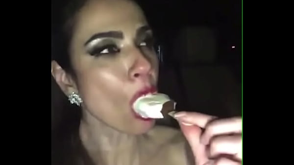 Luciana Gimenez chupando sorvete