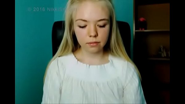 Play MP4 - flashing cute teen