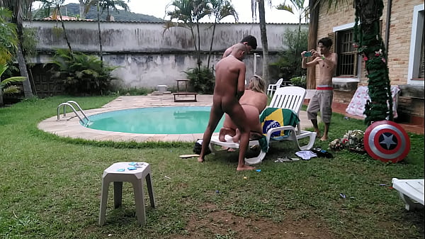 Amigos fazem sexo com professora nas férias nabeira da piscina Inês ventura Samuka_ventura