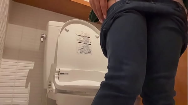 遠距離の彼氏とエッチしてなくてムラムラして我慢できずにお店のト◯レでオナニーしてしまう大学生。 