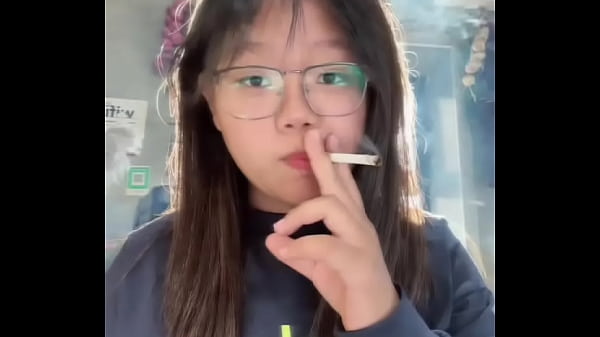 Nonton 陈思思的大逼好白好嫩 我好想舔 thumbnail