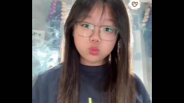 Nonton 陈思思的大逼好白好嫩 我好想舔 thumbnail