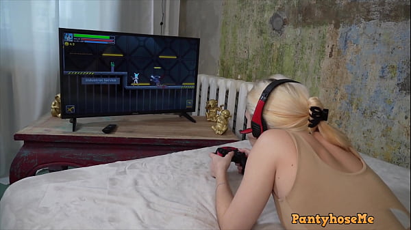 Nonton Kristina El After Playing Video Games Puts On Pantyhose For Boyfriend And Fucks Him thumbnail