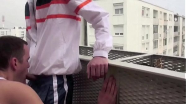 Mec Se Fait Baiser Par Un Mec De Cit&eacute; En Exhib Sur La Terasse thumbnail