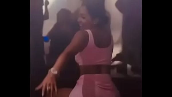 La presentadora mexicana de badabun Paola Castillo ,mueve su rico Culo en p&uacute_blico en una disco y se abre completa enseńando  !!