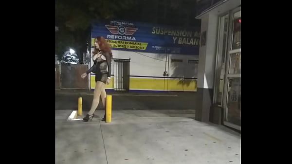 Chica trans lista para que la penetren en publico 