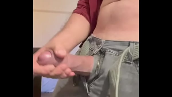Sensualizando e exibindo o pau grande e grosso pra uma mina no chat.