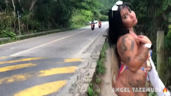 Atriz porn&ocirc; faz topless na praia