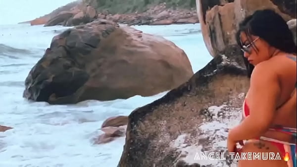 Angel Takemura_faz Topless paraSurfistas na praia de Grumari rj