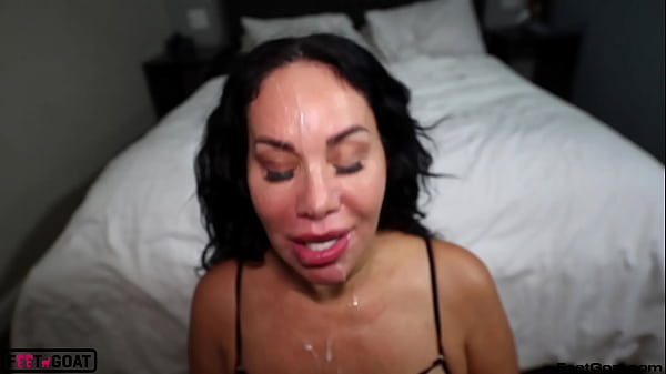 Play MP4 - Coach dropped a big load in my pretty feets