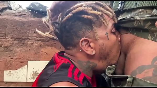 Deu o cu pro milico atr&aacute;s do quartel, e ficou com o cu cheio de porra. 