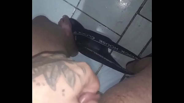 Dando Aquela Mijada Tesao thumbnail