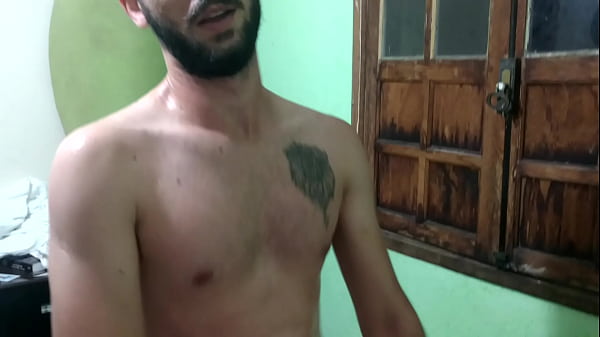 Um Menage Masculino com um amigo em casa.