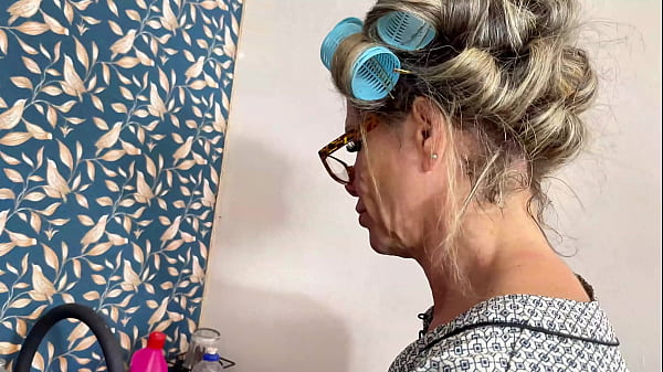 Nonton Mature Ass Fucked By Vegetable Supplier thumbnail