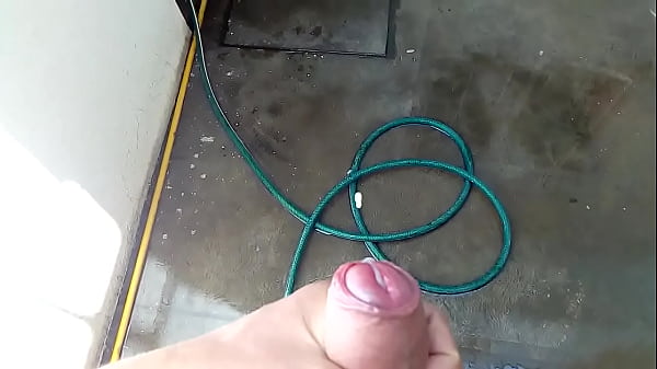 Play MP4 - se saca la leche en el patio de la casa