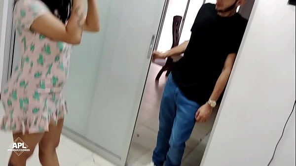 Mi padrastro me castiga por escaparme de casa, ahora debo chupar su polla y tragarme su semen 