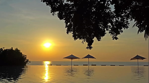 Play MP4 - Un SUGAR DADDY y DOS CHICAS - Relato Er&oacute;tico Real en Espa&ntilde;ol