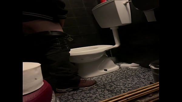 amateur guy caught pissing in a club's toilets 