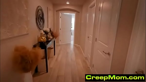 Nonton Stepmom Sucking My Big Cock thumbnail