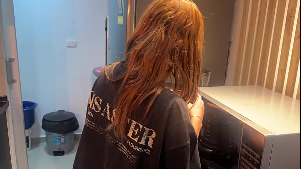 Nonton Me Aprovecho Que No Hay Nadie En Casa Para Follarme Duro A Mi Madrastra En La Cocina. thumbnail