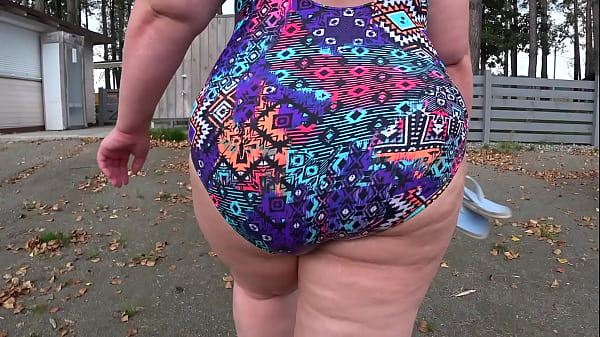Gorgeous Fat Booty On The Beach. Spying On A Mature Bbw In A Public Locker Room, On The Beach, In Nature. thumbnail