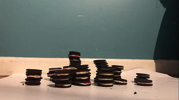 Nonton Miss Trisha Has Fun Playing With Her Food In High Heels thumbnail