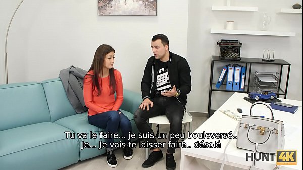 HUNT4K. Chatte rasée est pénétrée_dur devant son petit ami