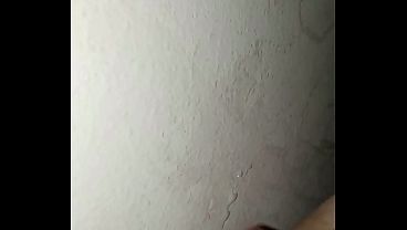 Spruzza latte sul muro 