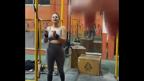 Nonton Mi Mami Y Mis Compa&ntilde;eros Ejercitandose thumbnail