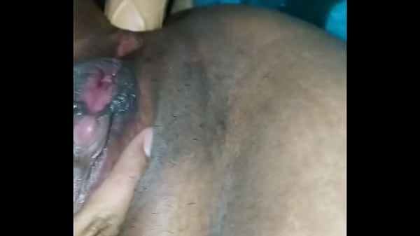 Me abro mi culito con un dildo mientras mi esposo no est&aacute; 