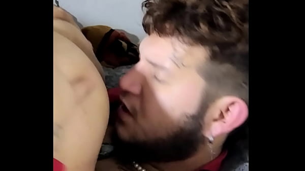 Play MP4 - Se trago la leche del CHACAL Le duele el culo y no le pueden meter la verga pero el chacal quiere acci&oacute;n entonces no le qued&oacute; m&aacute;s opci&oacute;n al chacal  que mamarle el culo al pasivo toda la noche y venirse en su boca