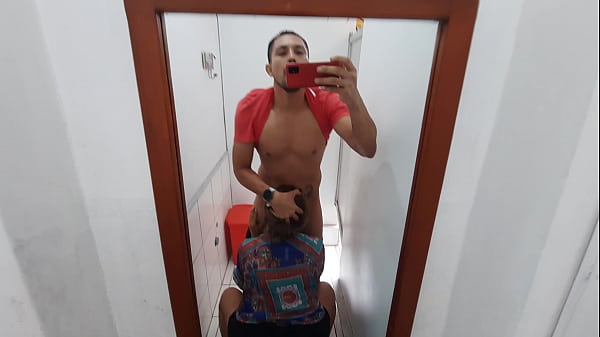 Mi amiga me_chupa la_verga en un baño publico