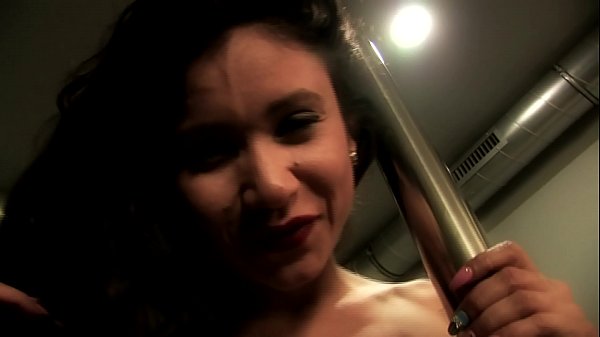 Play MP4 - Jade Presyler baila en la barra para ti&period;&period;&period;